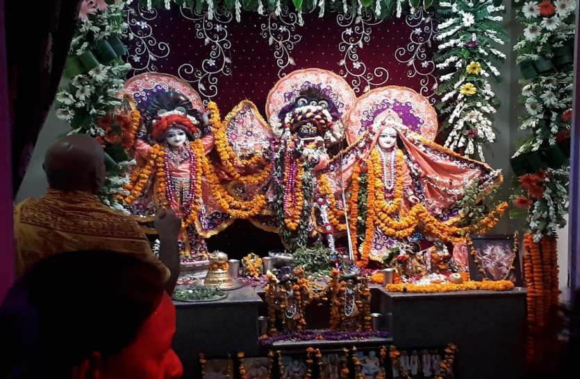 वाराणसी के इस्कॉन मंदिर में श्री कृष्ण जन्मोत्सव श्री कृष्ण जन्माष्टमी पर वाराणसी के इस मंदिर में रूस और मॉरिशस के कलाकारों ने रॉक बैंड पर बिखेरा कृष्ण भजन का जादू