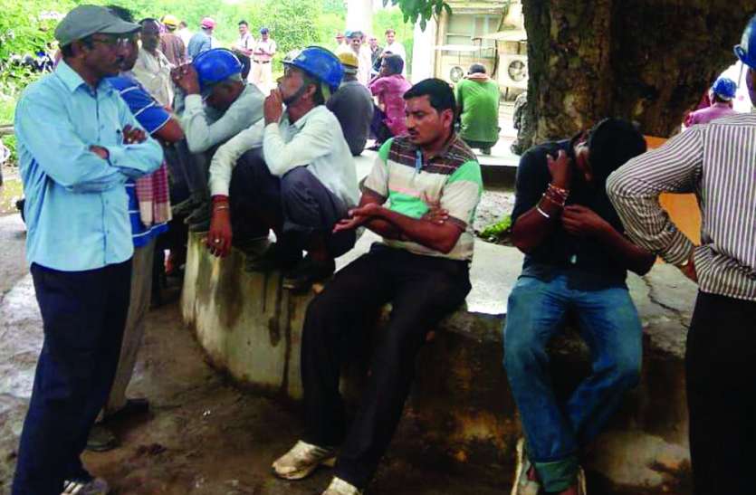 Rebels employees return to work, cement plant operational after 40 hours बगावती कर्मचारी काम पर लौटे, 40 घंटे बाद सीमेंट प्लांट चालू
