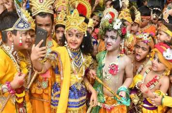 krishna janmashtmi festival preparation चहुं ओर उल्लास है कृष्ण—जन्माष्टमी का---देखिए फोटो