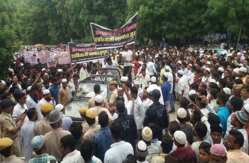 तीन तलाक कानून के विरोध में निकाला जुलूस तीन तलाक कानून के विरोध में निकाला जुलूस