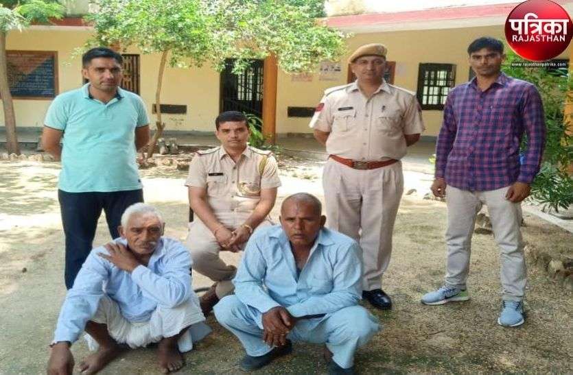 रामदेवरा जातरू बन बाइक पर लगा रखी थी ध्वजा, पुलिस ने रोका तो मिला अफीम का दूध, दो तस्कर गिरफ्तार रामदेवरा जातरू बन बाइक पर लगा रखी थी ध्वजा, पुलिस ने रोका तो मिला अफीम का दूध, दो तस्कर गिरफ्तार