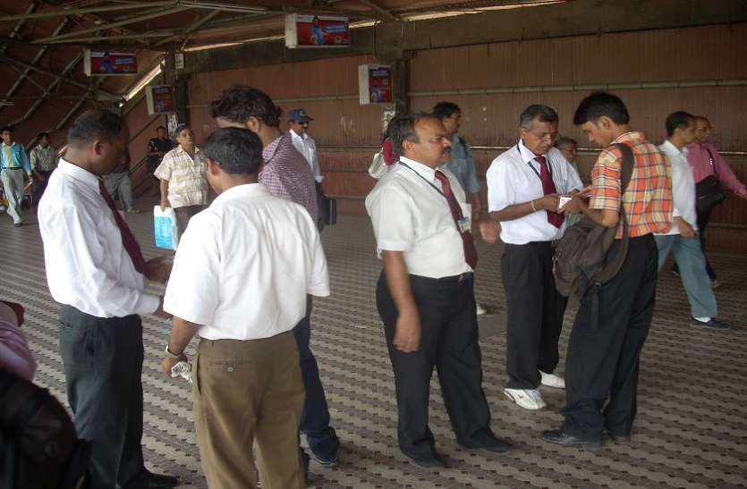 बिना टिकट यात्रा करने वाले 1 लाख 90 हजार के खिलाफ कार्रवाई बिना टिकट यात्रा करने वाले 1 लाख 90 हजार के खिलाफ कार्रवाई