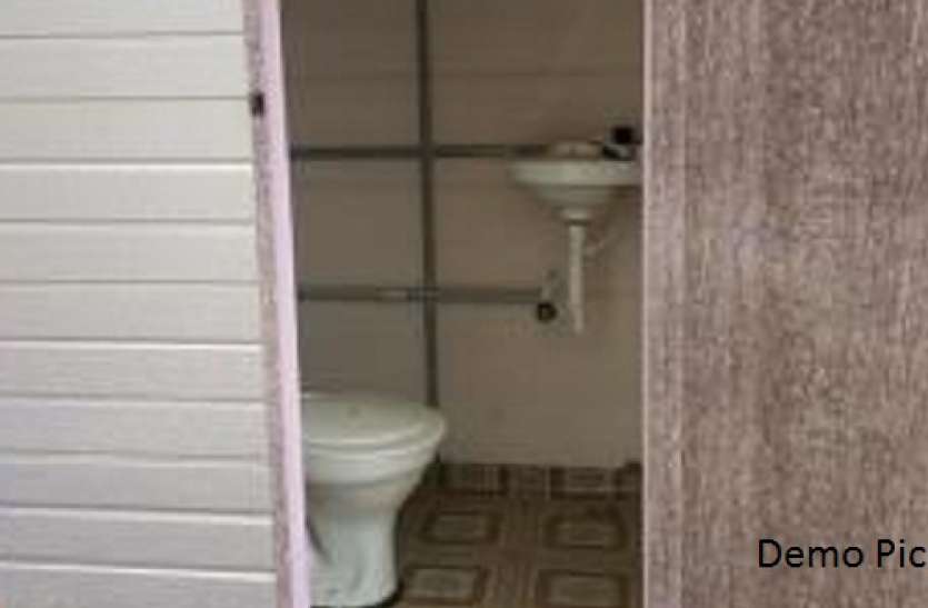 toilet.jpg बैंक में टॉयलेट में पहुंची महिला सिपाही तो पीछे से पहुंच गया अधिकारी, उसके बाद का नजारा देख लोग हुए हैरान