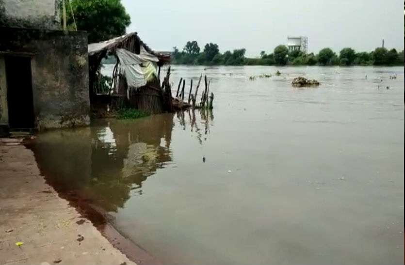 Yamuna ghat Flood Alert: बाढ़ की आशंका को देखते हुए एसडीएम ने किया यमुना घाटों का निरीक्षण