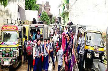 failure of SDM order एसडीएम के आदेश भी बेअसर स्कूल के बाहर खड़े रहते हैं वाहन
