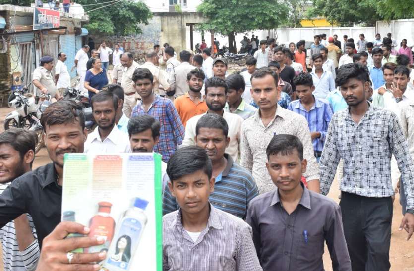 Anger erupted against liquor store, people on the road, time given for lockout शराब दुकान के विरोध में फूटा गुस्सा, सड़क पर उतरे लोग