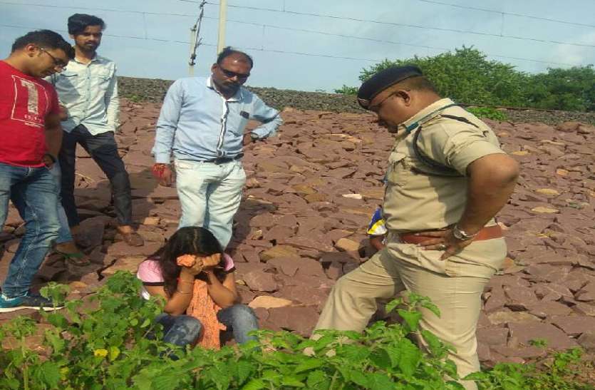 पति की बेवफाई से दुखी महिला डॉक्टर रेलवे ट्रैक पर लेटी, ट्रेन आने के डेढ़ मिनट पहले DSP ने बचाया पति की बेवफाई से दुखी महिला डॉक्टर रेलवे ट्रैक पर लेटी, ट्रेन आने के डेढ़ मिनट पहले DSP ने बचाया