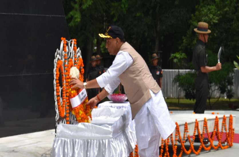 Minister for Defense Rajnath Singh रक्षा मंत्री ने मध्य कमान युद्ध स्मारक स्मृतिका पर माल्यार्पण किया