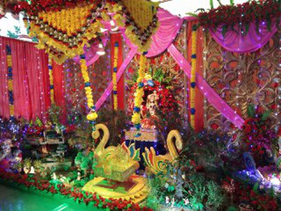 Video: अलीगढ़ के नटखट कान्हा पहुंचे शर्मा परिवार के घर, देखें वीडियों