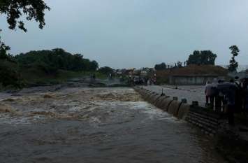 झमाझम बारिश : तवा के 11 और सतपुड़ा डैम के 7 गेट खोले, बिल नदी में फंसा ट्रक झमाझम बारिश : तवा के 11 और सतपुड़ा डैम के 7 गेट खोले, बिल नदी में फंसा ट्रक