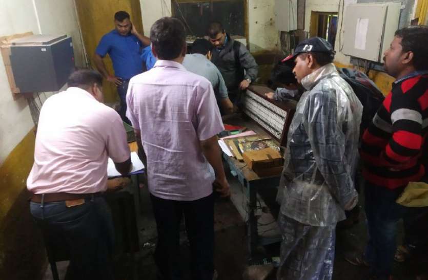 छतरपुर-2 खदान में फिर से धावा, कामगारों के साथ हुई मारपीट, 3 घंटे बंद रहा काम छतरपुर-2 खदान में फिर से धावा, कामगारों के साथ हुई मारपीट, 3 घंटे बंद रहा काम, देखें वीडियो