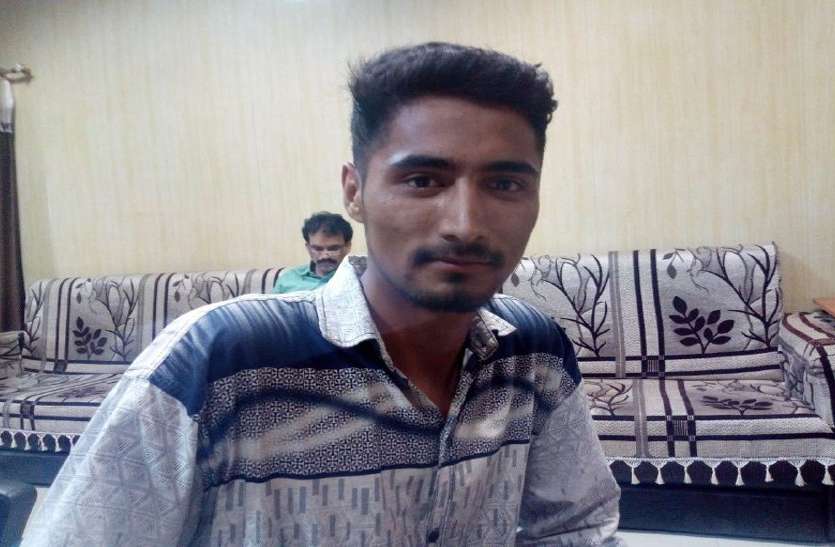 कश्मीर का हैदर अली छोड़ देगा मुख्यमंत्री का गृह जिला, जानिए क्या है वजह कश्मीर का हैदर अली छोड़ देगा मुख्यमंत्री का गृह जिला, जानिए क्या है वजह