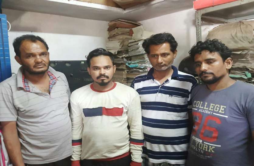 24 विभागों की सील से 4 घंटे में बनाकर देता था फर्जी पैन-आधार और ड्राइविंग लाइसेंस, गिरफ्तार