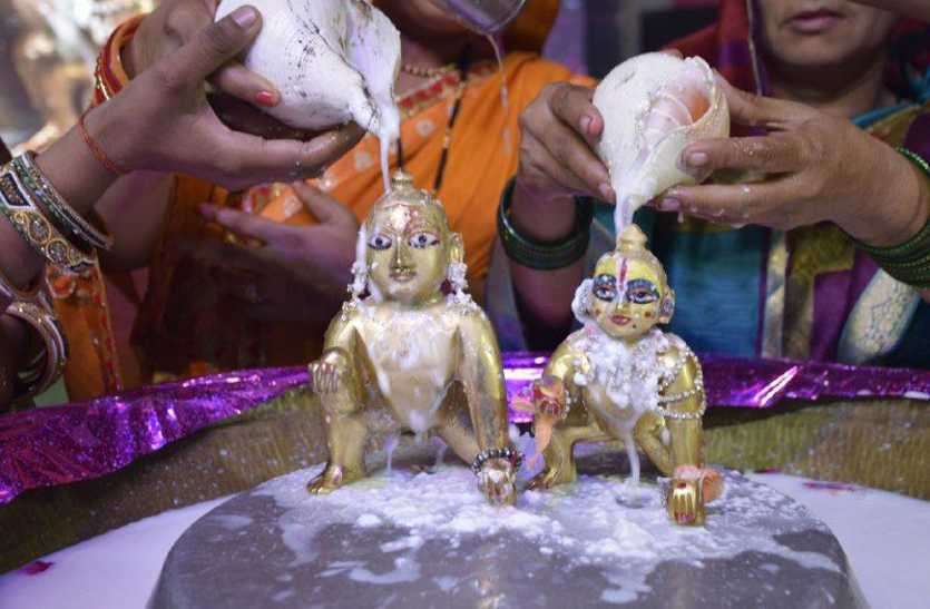 घर-घर जन्मे कन्हैया, मंदिरों में बजी बधइयां घर-घर जन्मे कन्हैया, मंदिरों में बजी बधइयां