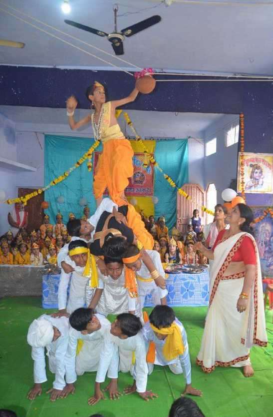 बच्चों ने रखा कान्हा का रूप बच्चों ने रखा कान्हा का रूप
