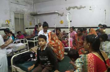Two to three children admit in one bed , family members are worried vidisha district hospital : एक पलंग पर दो से तीन बच्चे एडमिट, माताओं को जागकर काटनी पड़ रही रात