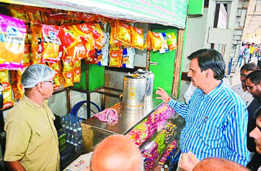 drm jhansi inspection at gwalior railway station सफाई के नाम पर 6 गुना कर दी है राशि फिर भी सफाई नहीं, डीआरएम ने किया ग्वालियर रेलवे पर भ्रमण