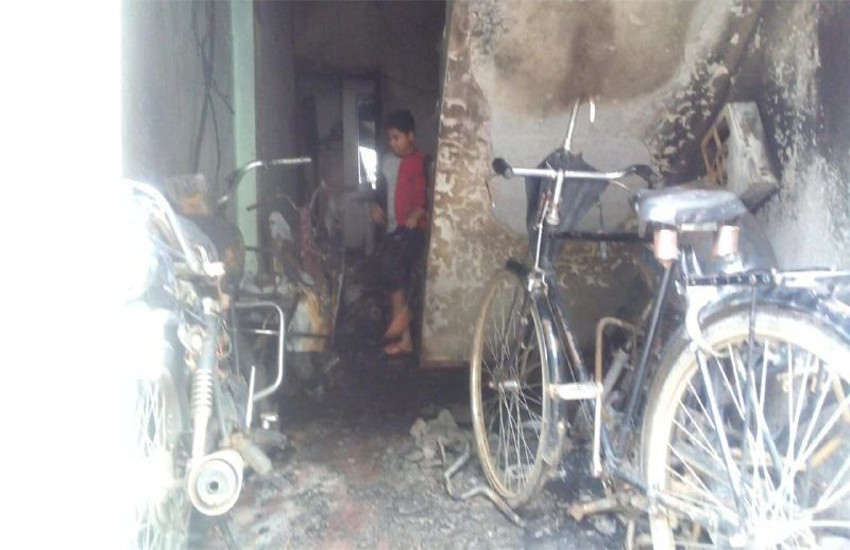 घर में हुआ शॉट सर्किट, चिंगारी ने तबाह की ५ बाइक, पति-पत्नी और सात माह का मासूम झुलसा घर में हुआ शॉट सर्किट, चिंगारी ने तबाह की ५ बाइक, पति-पत्नी और सात माह का मासूम झुलसा