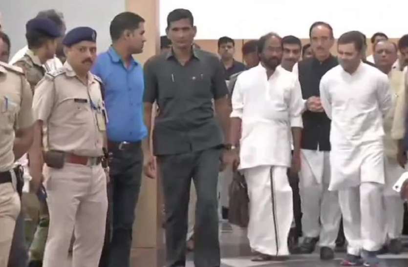 विपक्ष के डेलिगेशन के साथ श्रीनगर से लौटे राहुल गांधी, बोले- जम्मू-कश्मीर के हालात ठीक नहीं विपक्ष के डेलिगेशन के साथ श्रीनगर एयरपोर्ट से लौटे राहुल गांधी, बोले- जम्मू-कश्मीर के हालात ठीक नहीं