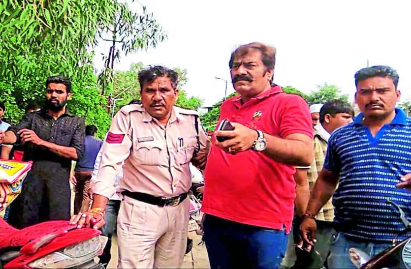 indore एक्सीडेंट में घायल पुलिसकर्मी को निगम उपायुक्त ने बचाया, अपनी कार से ले गए हॉस्पिटल