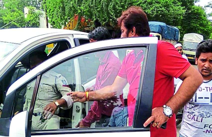 एक्सीडेंट में घायल पुलिसकर्मी को निगम उपायुक्त ने ऐसे बचाया, अपनी कार से ले गए हॉस्पिटल