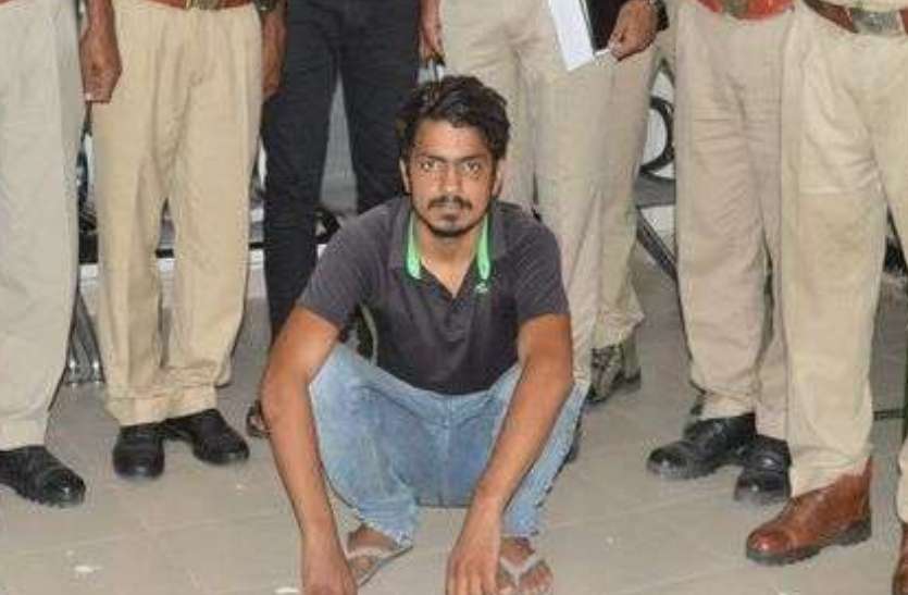 एक महीने के बाद बहन की थी शादी, बस में बैठकर जा रहा था, पुलिस ने बीच रास्ते ही दबोचा एक महीने के बाद बहन की थी शादी, बस में जाने से पहले ही पुलिस ने भाई को बीच रास्ते ही दबोचा