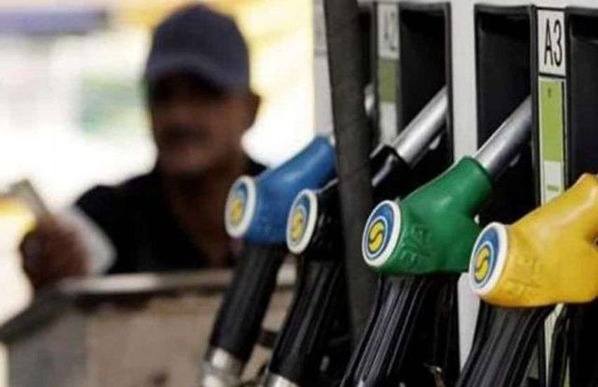 एक माह में पेट्रोल 1.53 और डीजल हुआ 1.12 रुपए सस्ता, 20 फीसदी की आई कमी