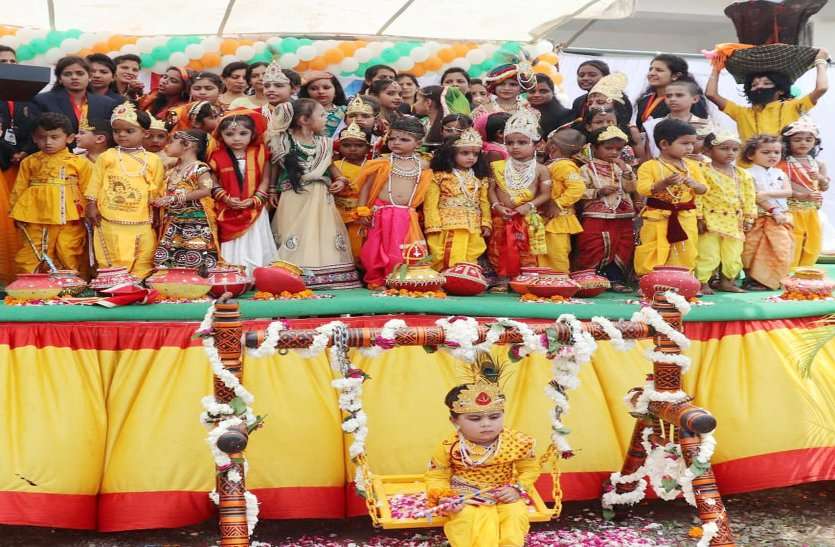 Kanha's birthday celebration in a unique way here यहां अनोखे तरीके से मना कान्हा का जन्मोत्सव....
