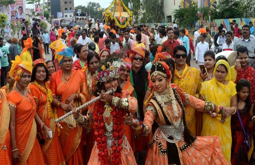 रात 12 बजे घड़ी के तीनों कांटे मिलते ही बज उठे घंटे-घडि़याल, गूंजा जय कन्हैयालाल की