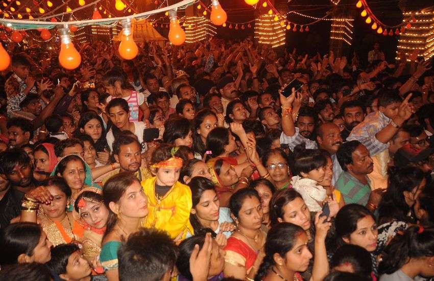 रात 12 बजे घड़ी के तीनों कांटे मिलते ही बज उठे घंटे-घडि़याल, गूंजा जय कन्हैयालाल की