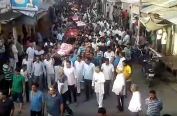 Rajsamand desuri Accident 8 people Funeral in Shahpura bhilwara राजसमंद हादसा: एक साथ उठी आठ अर्थियां, कंधे देने वालों की कांप गई रूह, हर तरफ पसरा सन्नाटा