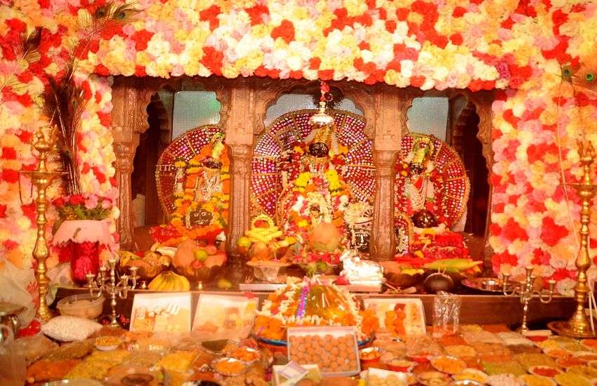 रात 12 बजे घड़ी के तीनों कांटे मिलते ही बज उठे घंटे-घडि़याल, गूंजा जय कन्हैयालाल की