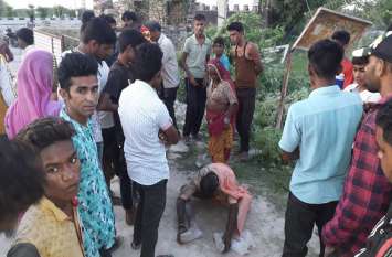 बेचारा राहगीर, गलतफहमी में पिट गया, इलाज के लिए अस्पताल पहुंचाया बेचारा राहगीर, गलतफहमी में पिट गया, इलाज के लिए अस्पताल पहुंचाया