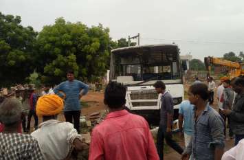 बस पलटी, चालक सहित तीन घायल बस पलटी, चालक सहित तीन घायल