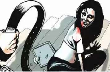 The villagers beat the deranged woman who thought she was a child ग्रामीणों ने बच्चा उठाने वाली समझ विक्षिप्त महिला को पीटा