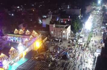 चित्तौडग़ढ़ जिले के कृष्णधाम सांवलियाजी मंदिर जन्माष्टमी पर शनिवार को रोशनी से नहाया हुआ व उमड़ी भीड़। चित्तौडग़ढ़ जिले के कृष्णधाम सांवलियाजी मंदिर जन्माष्टमी पर शनिवार को रोशनी से नहाया हुआ व उमड़ी भीड़।