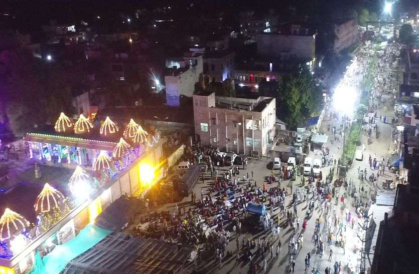 चित्तौडग़ढ़ जिले के कृष्णधाम सांवलियाजी मंदिर जन्माष्टमी पर शनिवार को रोशनी से नहाया हुआ व उमड़ी भीड़। बज उठे शंख-घडिय़ाल, आधी रात जन्मे नंद के लाल