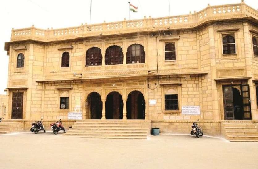 Janmashtami's holiday on Friday was full of confusion in jaisalmer असमंजस भरा रहा अवकाश,छुट्टी की जानकारी नहीं होने पर अनेक बच्चे पहुंचे स्कूल