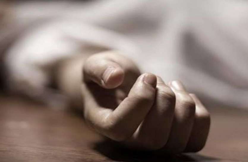 इंजीनियर बेटे ने किया मां को फोन और कुछ देर बाद ही खा लिया जहर, शादी की तैयारी कर रहा था परिवार इंजीनियर बेटे ने किया मां को फोन और कुछ देर बाद ही खा लिया जहर, शादी की तैयारी कर रहा था परिवार