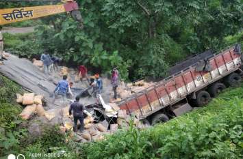 Incident on Ganpati Ghat again, Brake spread trola Divider Kud went to गणपति घाट पर फिर हादसा, ब्रैक फैल ट्राला डिवाईडर कुद दूसरी तरफ जाकर 30 फिट निचे खाई में गिरा