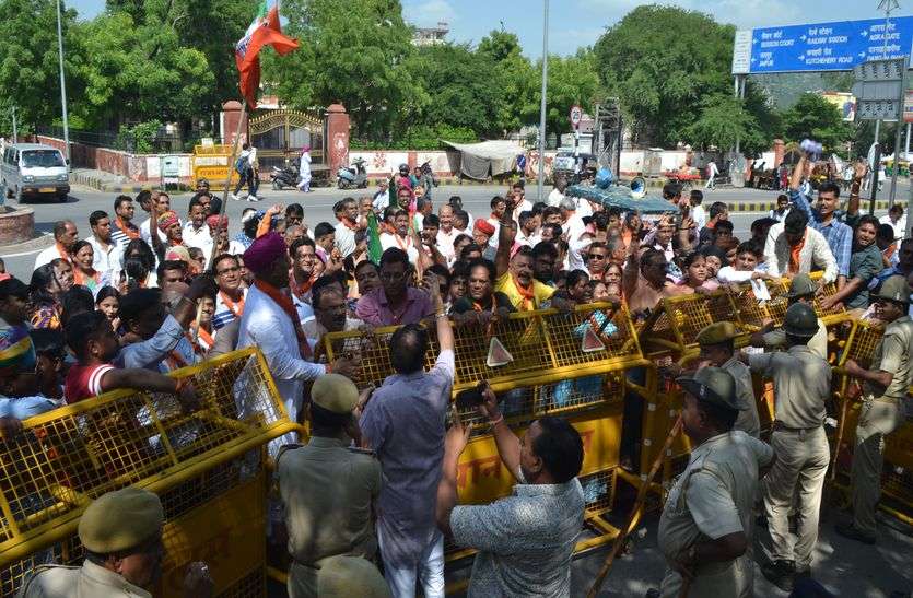 महिला उत्पीडऩ, बलात्कार की घटनाओं पर कांग्रेस सरकार को घेरा महिला उत्पीडऩ, बलात्कार की घटनाओं पर कांग्रेस सरकार को घेरा