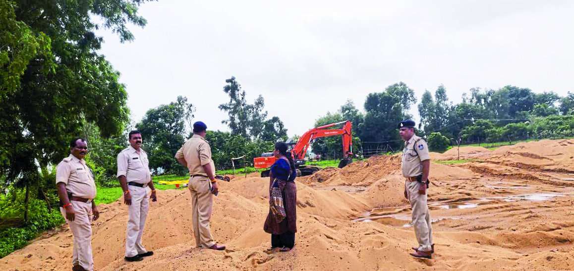 आरक्षण और होमगार्ड जवान का पैसों की वसूली का वीडियो वायरल