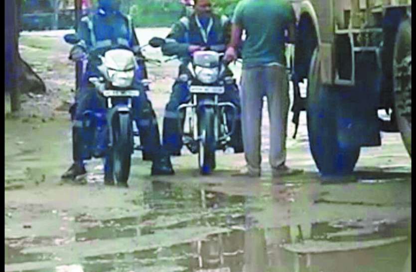 आरक्षण और होमगार्ड जवान का पैसों की वसूली का वीडियो वायरल आरक्षक और होमगार्ड जवान का पैसों की वसूली का वीडियो वायरल