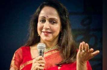 Janmashtami 2019: Hema Malini sings Hare Rama Hare Krishna at iskcon कृष्ण भक्ति में लीन हेमा मालिनी ने गाया 'हरे राम हरे कृष्णा', वीडियो हुआ वायरल