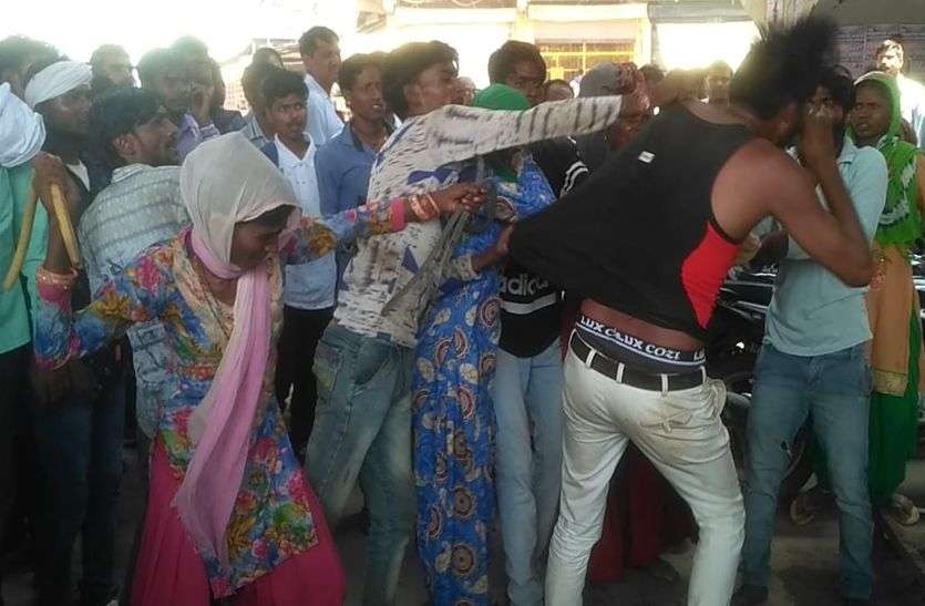 Youth Beaten For Molesting A Girl In Behror Alwar अलवर में यहां लडक़ी से छेड़छाड़ करने वाले युवक को बुरी तरह पीटा, बचने के लिए पुलिस चौकी में घुसा, वहां से निकालकर फिर धुना