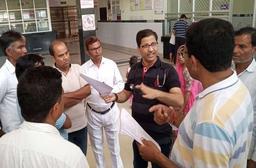 नवजात की मौत पर गुस्साए ग्रामीण, जताया विरोध नवजात की मौत पर गुस्साए ग्रामीण, जताया विरोध