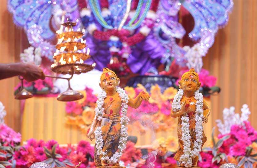 जगतपुरा अक्षय पात्र मंदिर में दिन में अभिषेक । जगतपुरा अक्षय पात्र मंदिर में दिन में अभिषेक ।
