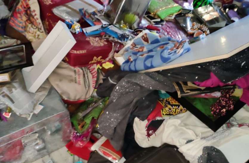 - शहर के सुंदेलाव तालाब के पास स्थित सांसी बस्ती के निकट का घटनाक्रम, किन्नर अपने रिश्तेदारों के यहां सुमेरपुर गई हुई थी किन्नर के घर से सोना, 12 किलो चांदी और नकदी चोरी