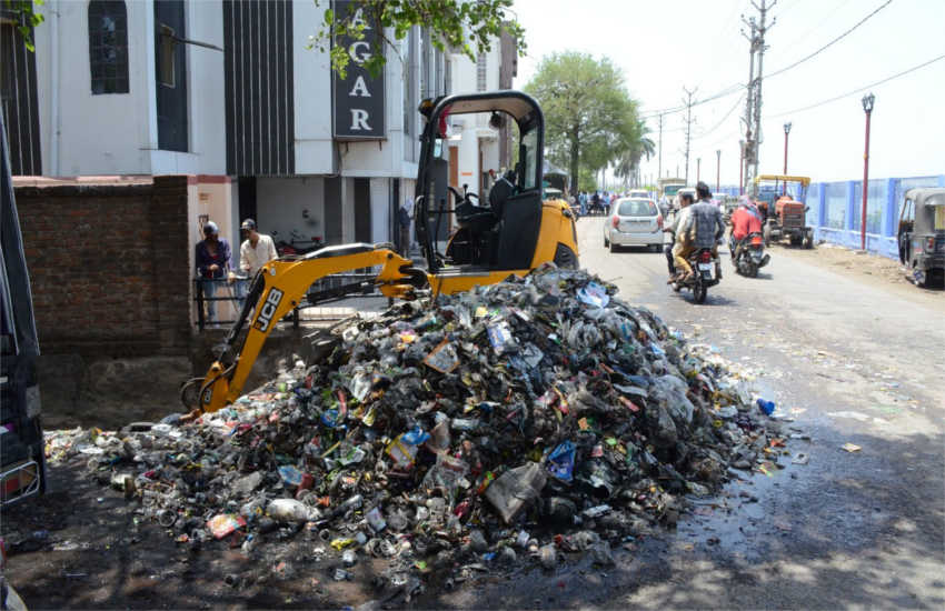 कचरा के विरोध में लामबंद हो रहे ग्रामीण कचरा के विरोध में लामबंद हो रहे ग्रामीण