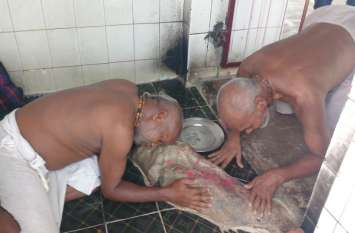 Hundreds of devotees reach to see the natural footprints of Krishna श्रीकृष्ण के प्राकृतिक चरण चिह्नों के दर्शन करने पहुंचते हैं सैंकड़ों श्रद्धालु